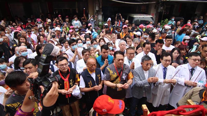 大甲鎮瀾宮媽祖遶境進香，於員林市宏仁醫院停轎，由醫護人員扛轎為患者祈福。（圖／翻攝畫面）