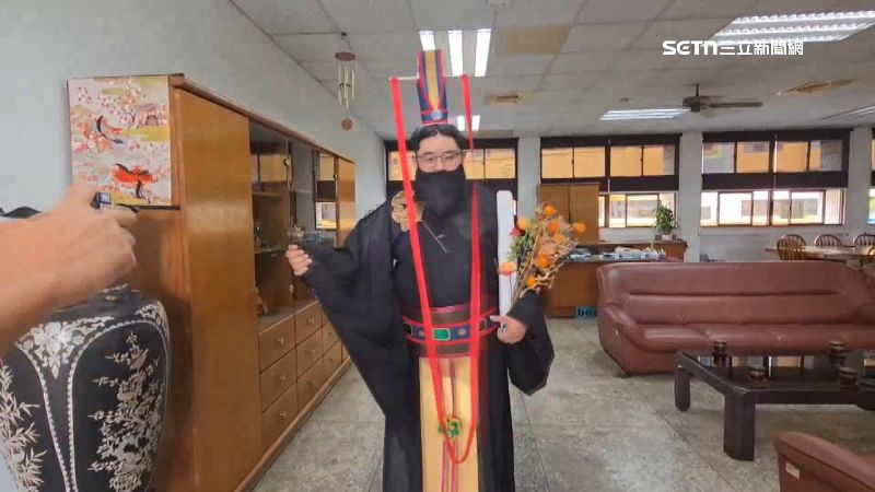四技二專統一入學測驗來臨，「屏榮高中」的老師特地裝扮成「孔子」替考生加油打氣
