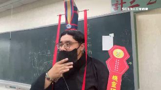 考季登場！高中師扮至聖先師撒科學麵祝福