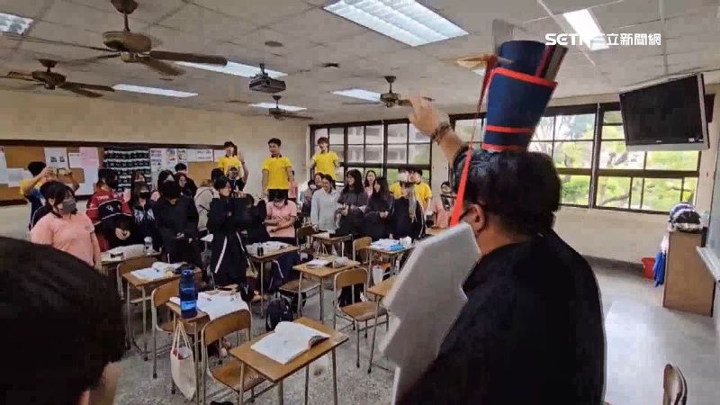 「孔子老師」撒聰明餅、講吉祥話