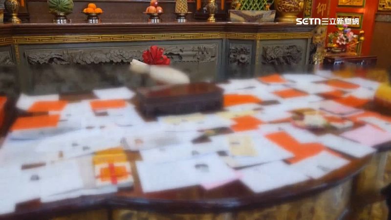 考試即將來臨，許多考生紛紛前來廟裡求個好成績