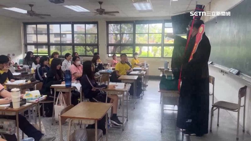 孔夫子來加持考生們課堂上嗨翻