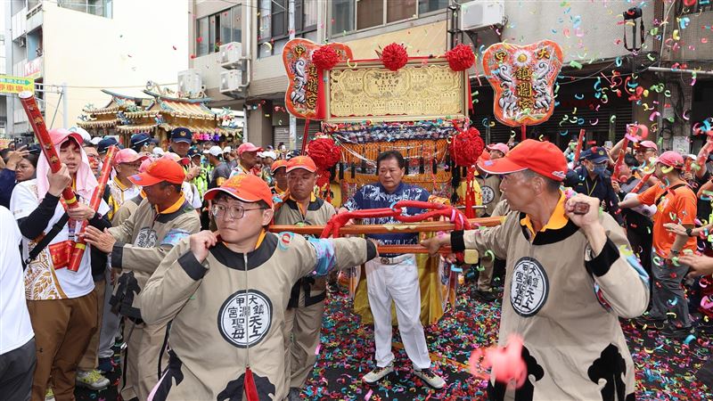 大甲媽鑾轎由鎮瀾宮副董事長鄭銘坤扶轎抵達宏仁醫院。（圖／翻攝畫面）