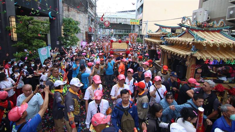 大甲鎮瀾宮媽祖遶境進香，於員林市宏仁醫院停轎，由醫護人員扛轎為患者祈福。（圖／翻攝畫面）