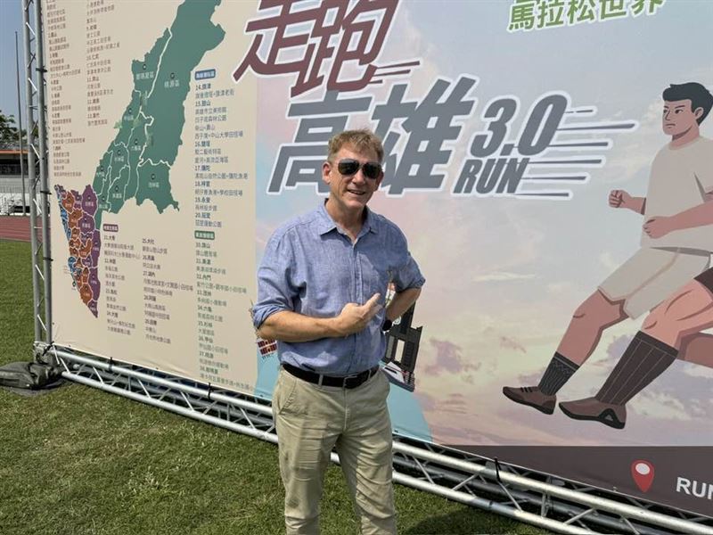 昆凌爸Patrick爆料，女婿周杰倫網球實力強到讓他想找教練特訓，女兒女婿在球場更有「競爭樂趣」。定居高雄35年的他，激賞城市變美、適合跑步聊「垃圾話」；更透露92歲老父仍練標槍鉛球，全家運動基因超驚人。（圖／記者師瑞德攝影）