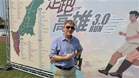 昆凌爸Patrick爆料，女婿周杰倫網球實力強到讓他想找教練特訓，女兒女婿在球場更有「競爭樂趣」。定居高雄35年的他，激賞城市變美、適合跑步聊「垃圾話」；更透露92歲老父仍練標槍鉛球，全家運動基因超驚人。（圖／記者師瑞德攝影）