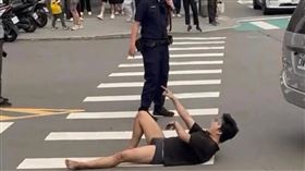 新北市警方獲報在泰山區黎明技術學院前，一名男子騷擾、拉扯路人、騎士，造成民眾摔傷。警方發現是22歲、緬甸籍的楊姓僑生所為，當場將他壓制，由於他情緒激動、無法溝通，經查證恐有身心狀況，將其強制送醫，後續依妨害自由及傷害罪嫌移送法辦。但本刊接獲投訴，楊男被捕後，竟牽連同校的5名僑生，他們被學校用莫須有的理由記滿三大過開除、簽署離境切結書，恐遭強制遣返，還可能被軍政府徵召參戰，引發人道爭議。（圖／翻攝畫