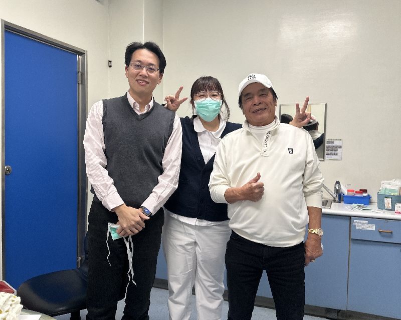 藝人雷洪（右1）日前因腳軟跌倒，就醫發現脊椎第2至第5節壓迫嚴重，後接受腰椎狹窄減壓手術及脊椎融合手術後恢復良好。仁愛長庚合作聯盟醫院神經外科主任施育彤（左1）和雷洪合影。（仁愛長庚合作聯盟醫院提供）