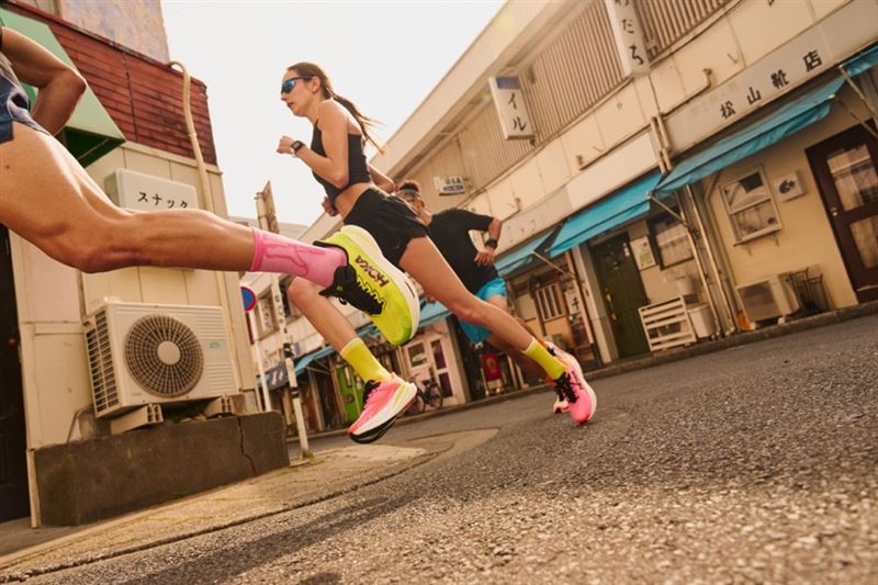 受霍諾德攀登101效應與登高賽秒殺帶動，台灣跑圈掀起「垂直爬升」熱潮。HOKA趁勢發起30天累積4座101高度挑戰，並推Speedgoat 7應戰。伴隨奇岩連峰越野賽國際化，台灣跑者正從平面轉向山徑，重新定義向上跑的樂趣。（圖／HOKA提供）