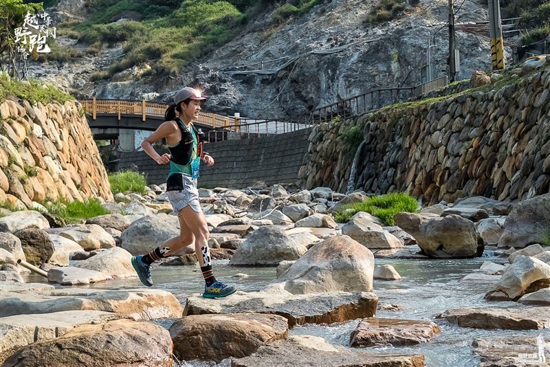 受霍諾德攀登101效應與登高賽秒殺帶動，台灣跑圈掀起「垂直爬升」熱潮。HOKA趁勢發起30天累積4座101高度挑戰，並推Speedgoat 7應戰。伴隨奇岩連峰越野賽國際化，台灣跑者正從平面轉向山徑，重新定義向上跑的樂趣。（圖／中華民國越野跑協會提供）