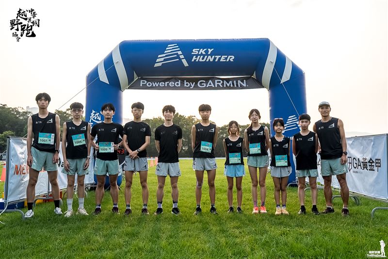 受霍諾德攀登101效應與登高賽秒殺帶動，台灣跑圈掀起「垂直爬升」熱潮。HOKA趁勢發起30天累積4座101高度挑戰，並推Speedgoat 7應戰。伴隨奇岩連峰越野賽國際化，台灣跑者正從平面轉向山徑，重新定義向上跑的樂趣。（圖／中華民國越野跑協會提供）