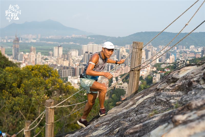 受霍諾德攀登101效應與登高賽秒殺帶動，台灣跑圈掀起「垂直爬升」熱潮。HOKA趁勢發起30天累積4座101高度挑戰，並推Speedgoat 7應戰。伴隨奇岩連峰越野賽國際化，台灣跑者正從平面轉向山徑，重新定義向上跑的樂趣。（圖／中華民國越野跑協會提供）