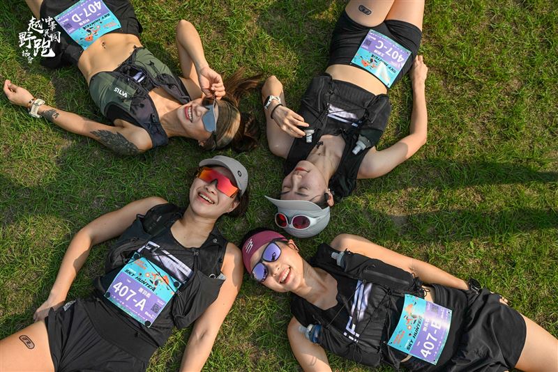 受霍諾德攀登101效應與登高賽秒殺帶動，台灣跑圈掀起「垂直爬升」熱潮。HOKA趁勢發起30天累積4座101高度挑戰，並推Speedgoat 7應戰。伴隨奇岩連峰越野賽國際化，台灣跑者正從平面轉向山徑，重新定義向上跑的樂趣。（圖／中華民國越野跑協會提供）