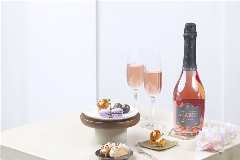 島語母親節檔期特別供應西班牙艾莎貝粉紅氣泡酒。（圖／漢來美食提供）