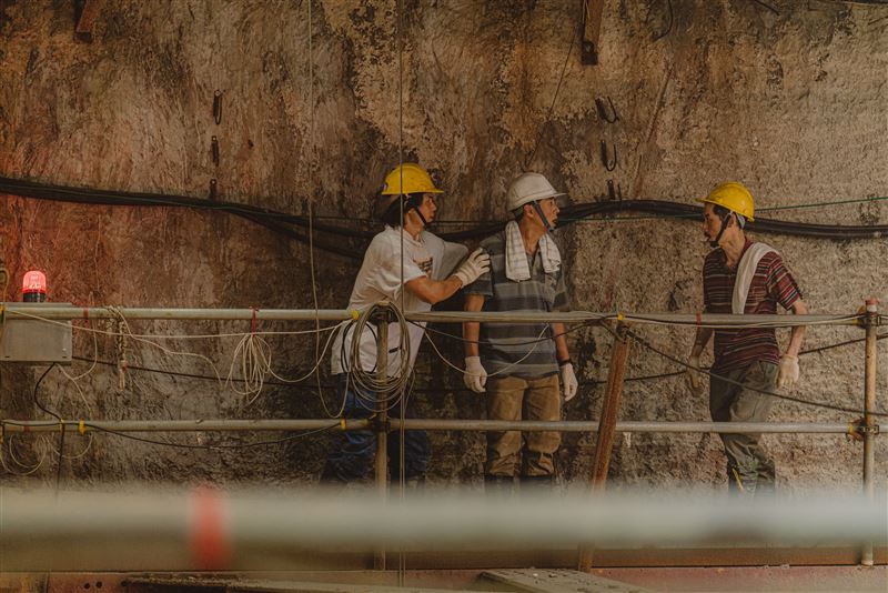 因捷運工地簡易層板承重有限，演員對戲補妝都需保持距離。（圖／客台提供）