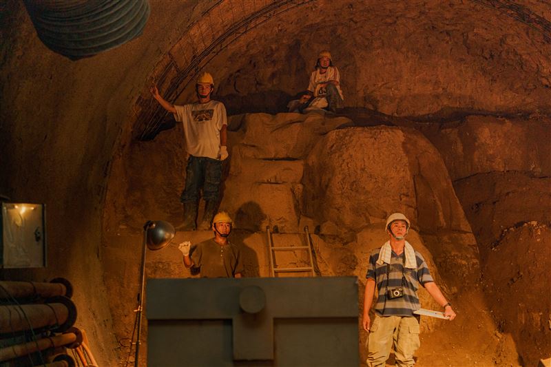 挖隧道場景也需用鋼絲保護演員，安全第一。（圖／客台提供）