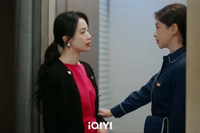 朱珠（右）與李夢（左）在劇中屢次正面交鋒。（圖／愛奇藝國際版提供）