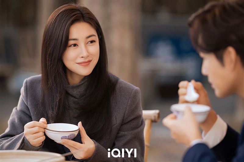 朱珠飾演「許蜜語」抓包丈夫出軌。（圖／愛奇藝國際版提供）