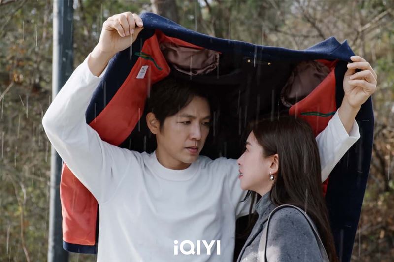 鍾漢良（左）與朱珠（右）萌生情愫。（圖／愛奇藝國際版提供）