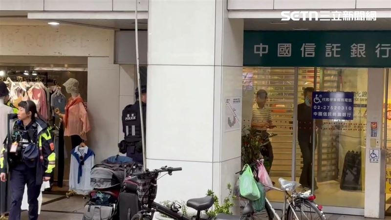 北市忠孝東路四段的中國信託銀行發生搶案。（圖／翻攝畫面）