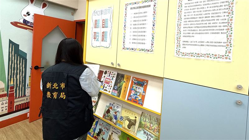新北教育局進入吉尼爾幼兒園稽查並調閱監視器。（圖／翻攝畫面）
