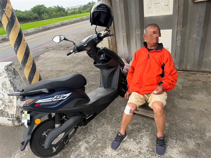 老翁騎電動車不慎自摔受傷，暫時坐在路邊休。（圖／桃園電子報提供）