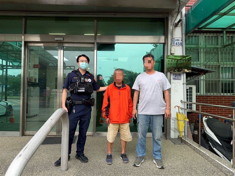 警方將老翁帶返派出所安置後，通知家屬將其接回，化解一場驚魂。（圖／桃園電子報提供）