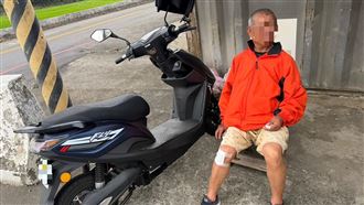 楊梅7旬翁騎電動車自摔坐路旁 警即刻救援