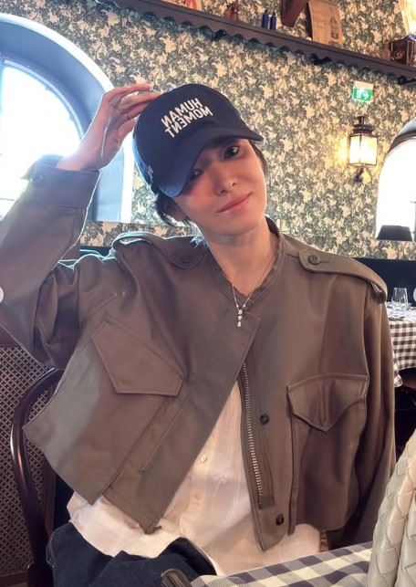 宋慧喬凍齡的外貌加上減齡的打扮讓網友驚呼：「像大學生一樣。」（圖／翻攝自IG @kyo1122）