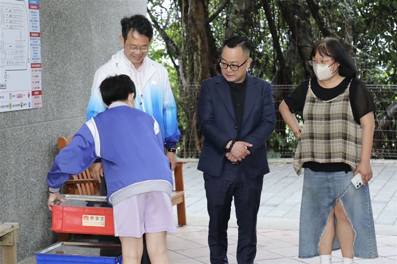 童子瑋近兩週密集訪視校園營養午餐，24日再到暖暖高中臨時「抽考（圖／童子瑋競選辦公室提供）