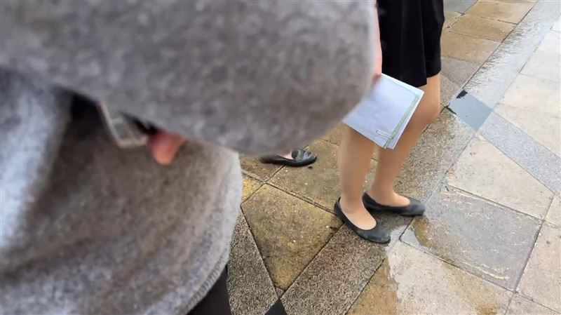 台北市忠孝東路四段、中國信託銀行驚傳搶案，行員表示，隱約有聽見歹徒喝斥「我只要錢，不要你的命」。（圖／翻攝畫面）