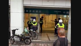 台北市忠孝東路四段、中國信託銀行驚傳搶案。（圖／翻攝畫面）