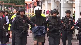北市忠孝東路四段的中國信託銀行發生搶案，警方將林姓搶匪上銬逮捕。（圖／翻攝畫面）