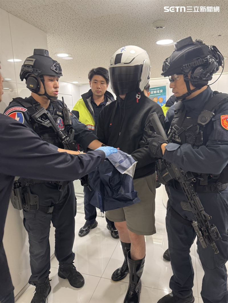 北市忠孝東路四段的中國信託銀行發生搶案，警方將林姓搶匪上銬逮捕。（圖／翻攝畫面）