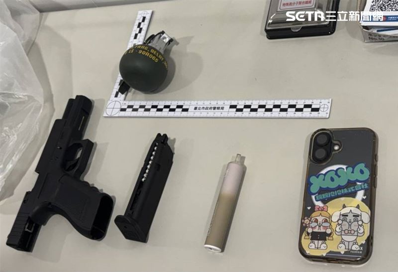 北市忠孝東路四段的中國信託銀行發生搶案，警方將林姓搶匪上銬逮捕。（圖／翻攝畫面）