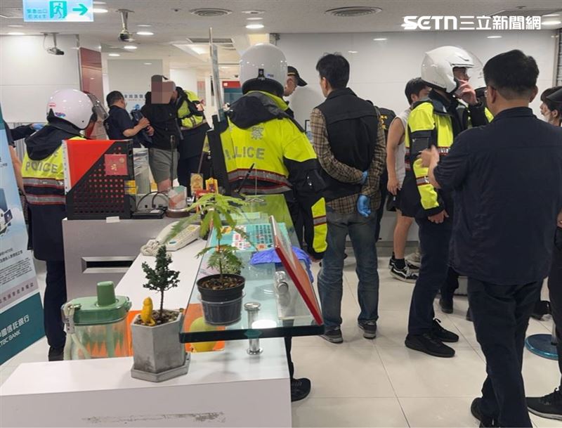 北市忠孝東路四段的中國信託銀行發生搶案，警方將林姓搶匪上銬逮捕。（圖／翻攝畫面）