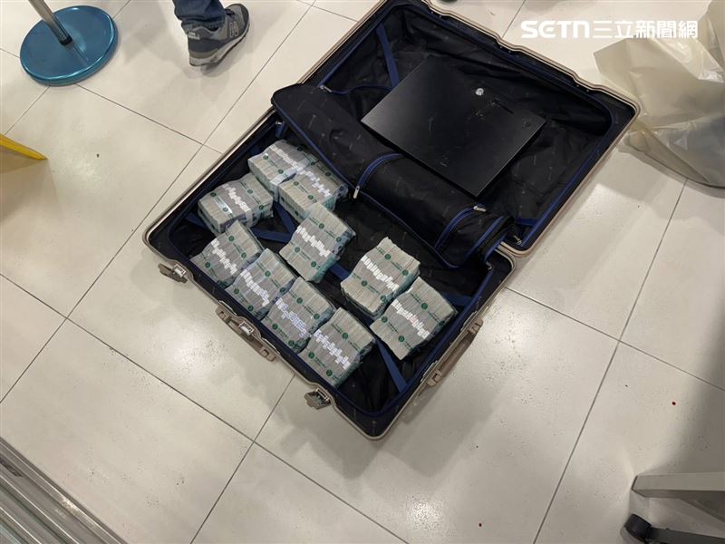 北市忠孝東路四段的中國信託銀行發生搶案，警方將林姓搶匪上銬逮捕。（圖／翻攝畫面）