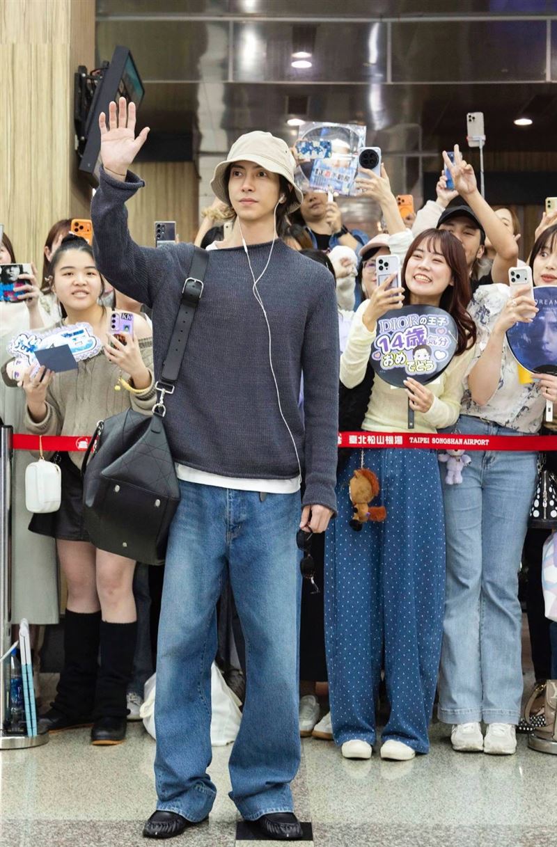 山下智久飛抵台北，親切和現場粉絲互動，晚間將出席Dior限定店活動。（圖／品牌提供）