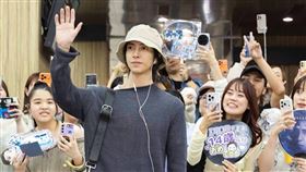 山下智久飛抵台北，親切和現場粉絲互動，晚間將出席Dior限定店活動。（圖／品牌提供）