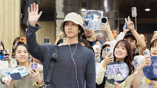 山下智久來了　摘墨鏡秀神顏、送簽名寵粉