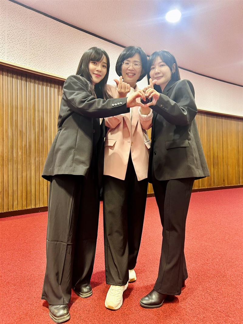 黃捷曬出與吳沛憶、蘇巧慧合照，發文表示「三都女力黨部主委攜手迎戰2026，一起守護台灣！」（圖／黃捷辦公室提供）