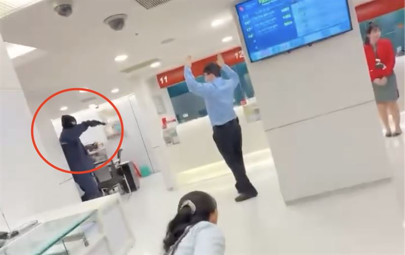 北市銀行搶案「第一視角」曝光！林男戴頭套持假槍威脅保全，行員嚇壞蹲下（圖／翻攝自Threads @adrian_0415gf）