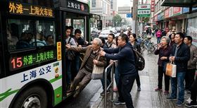 公車,插隊,死亡,車門（示意圖／AI生成）