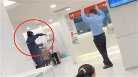 台北銀行遭搶案「第一視角」曝光！黑衣男持槍威脅保全　行員嚇壞蹲下（圖／翻攝自Threads @adrian_0415gf）