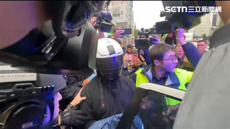 台北市忠孝東路四段的中國信託銀行今（24）日下午驚傳搶案。一名身穿雨衣、雨鞋並蒙面的嫌犯闖入銀行，持鋼珠槍及假手榴彈挾持行員，高喊「搶劫」。（圖／三立電視台）