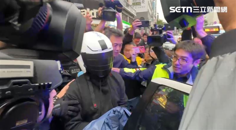 北市中信銀行驚傳搶案，林姓男子持假槍遭逮，霹靂小組全副武裝警戒移送。（圖／翻攝畫面）