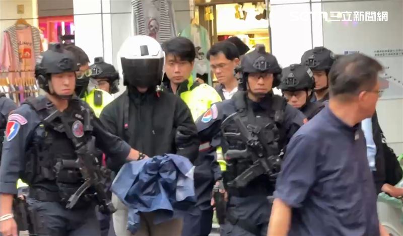 北市中信銀行驚傳搶案，林姓男子持假槍遭逮，霹靂小組全副武裝警戒移送。（圖／翻攝畫面）