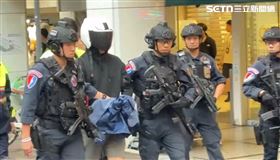 北市中信銀行驚傳搶案，林姓男子持假槍遭逮，霹靂小組全副武裝警戒移送。（圖／翻攝畫面）