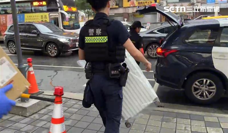 林男在行李箱內「塞了1千萬錢磚」準備落跑，遭警方壓制逮捕。（圖／翻攝畫面）