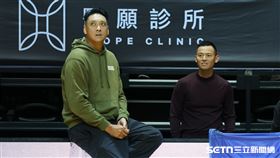 TPBL例行賽，夢想家總經理韓駿鎧（右）賽前觀看球員練習。（圖／記者劉彥池攝影）